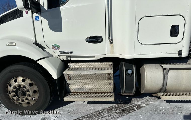 image for item DV0567 2016 Kenworth  T880 semi truck