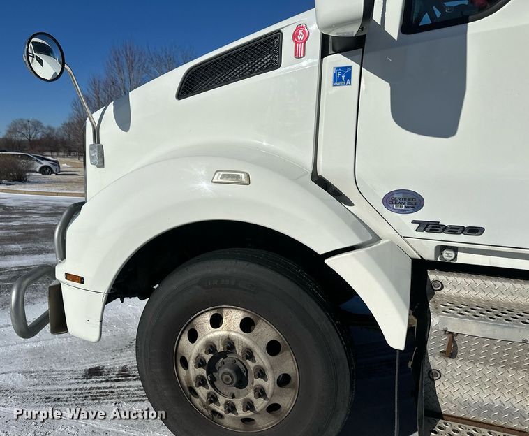 image for item DV0567 2016 Kenworth  T880 semi truck