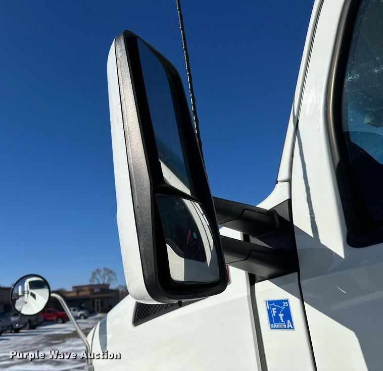 image for item DV0567 2016 Kenworth  T880 semi truck