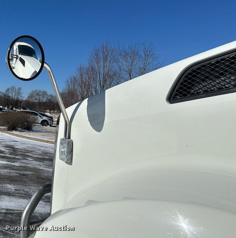 image for item DV0567 2016 Kenworth  T880 semi truck