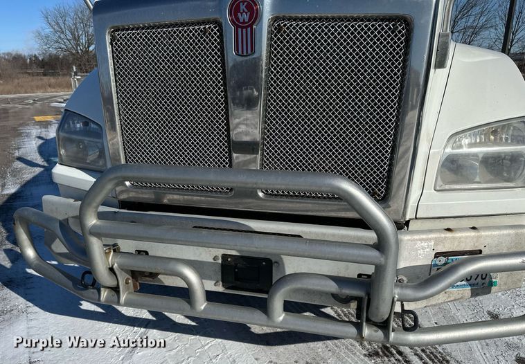 image for item DV0567 2016 Kenworth  T880 semi truck