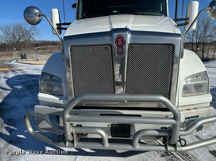 image for item DV0567 2016 Kenworth  T880 semi truck