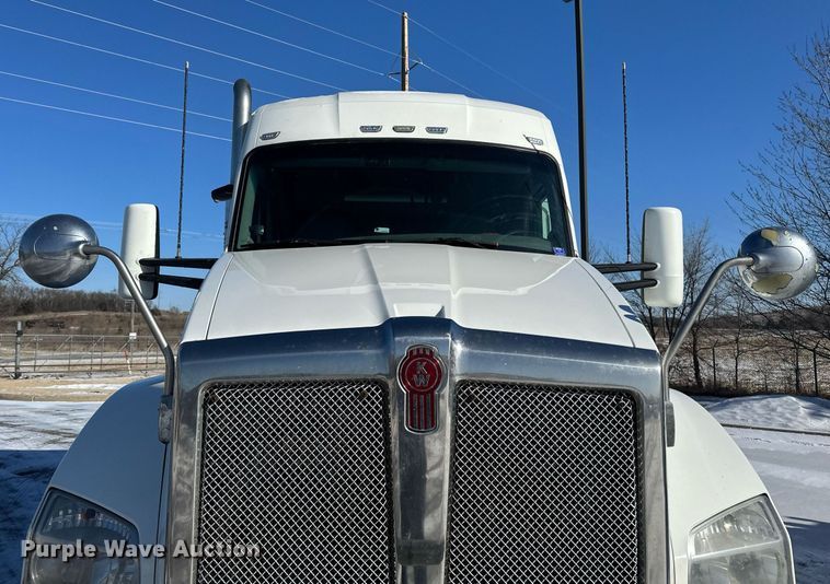 image for item DV0567 2016 Kenworth  T880 semi truck