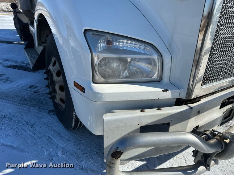 image for item DV0567 2016 Kenworth  T880 semi truck