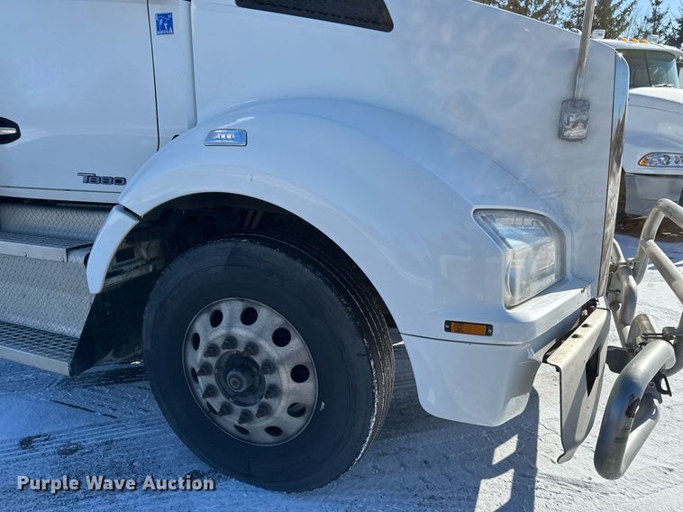 image for item DV0567 2016 Kenworth  T880 semi truck