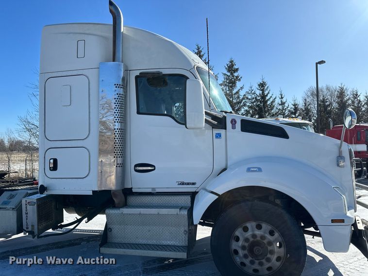 image for item DV0567 2016 Kenworth  T880 semi truck