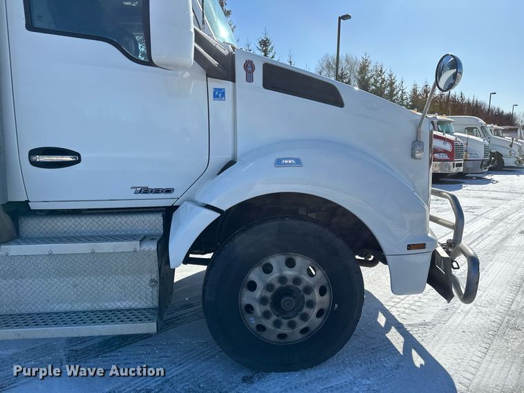 image for item DV0567 2016 Kenworth  T880 semi truck