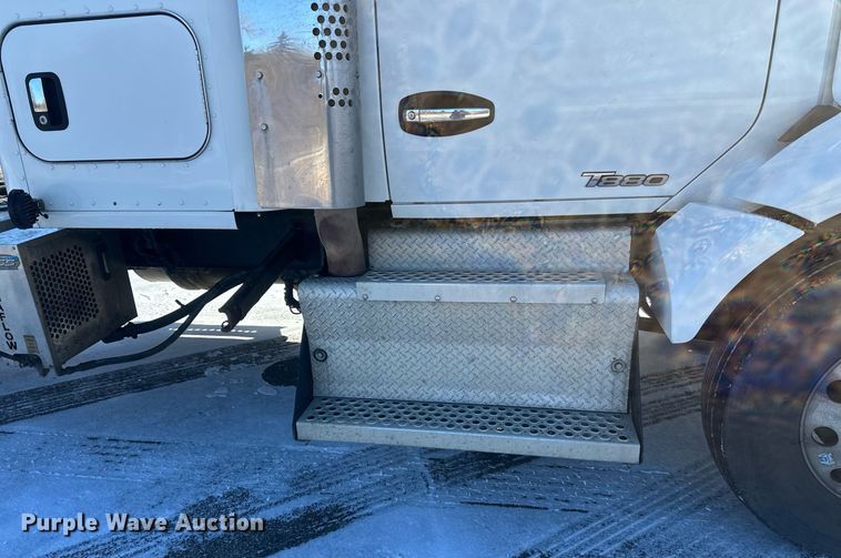image for item DV0567 2016 Kenworth  T880 semi truck