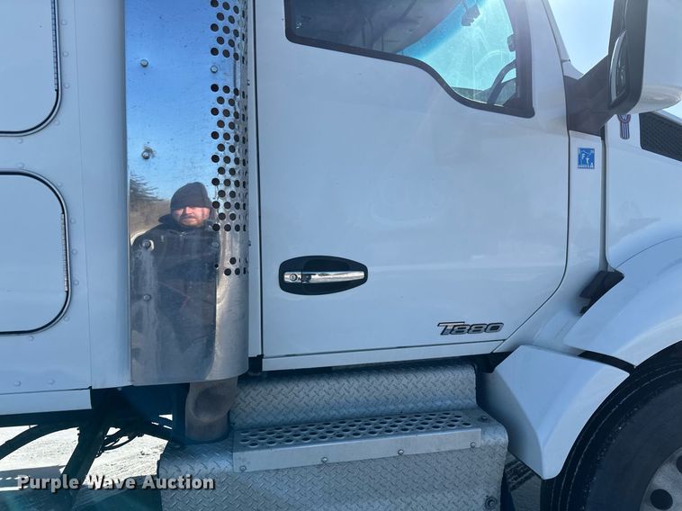 image for item DV0567 2016 Kenworth  T880 semi truck