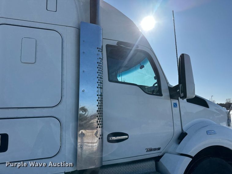 image for item DV0567 2016 Kenworth  T880 semi truck