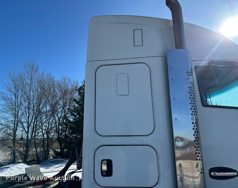 image for item DV0567 2016 Kenworth  T880 semi truck