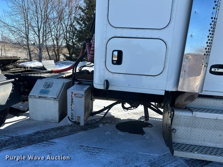 image for item DV0567 2016 Kenworth  T880 semi truck