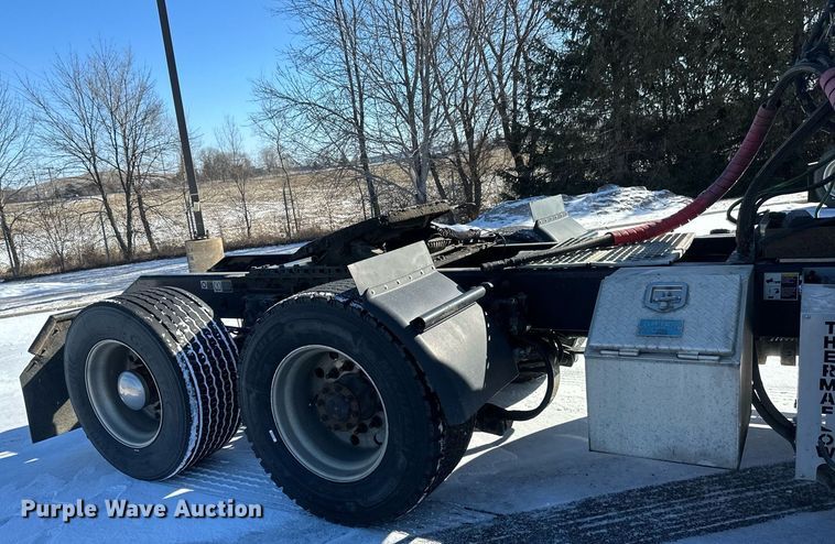 image for item DV0567 2016 Kenworth  T880 semi truck