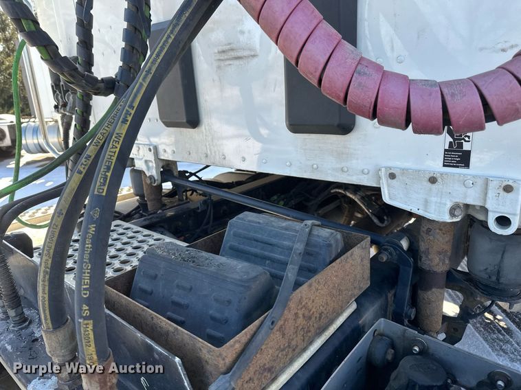 image for item DV0567 2016 Kenworth  T880 semi truck