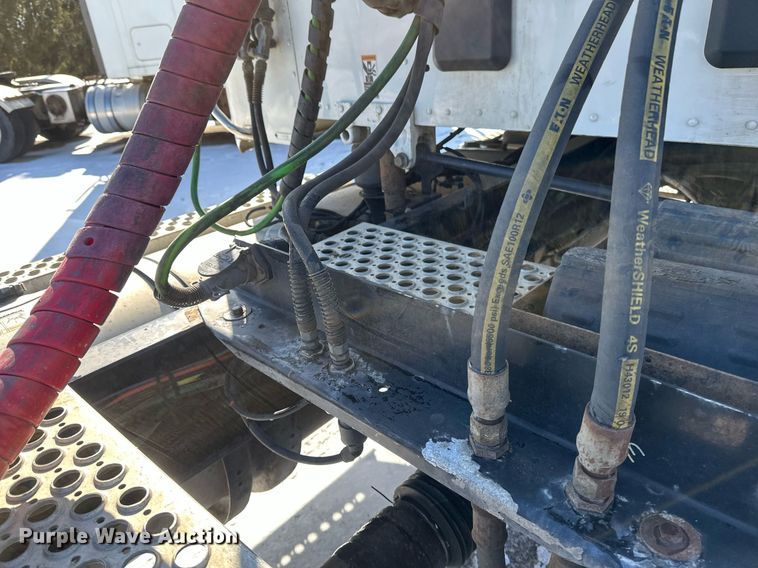 image for item DV0567 2016 Kenworth  T880 semi truck