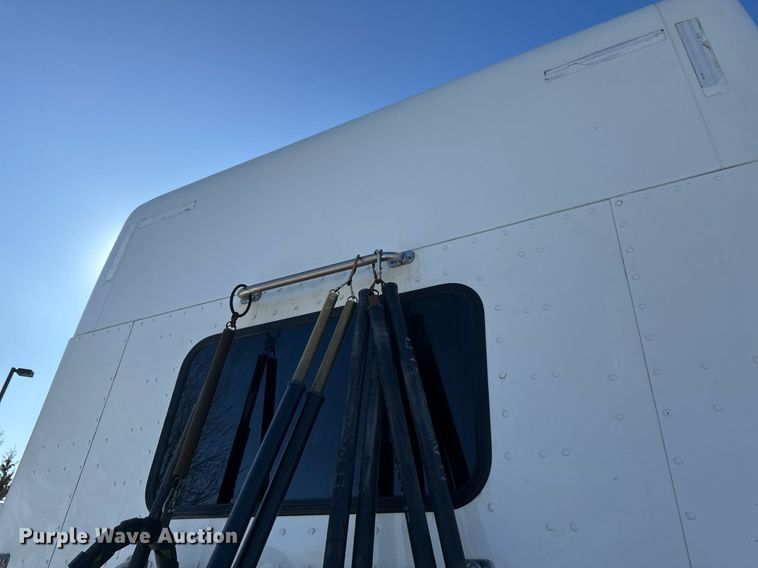 image for item DV0567 2016 Kenworth  T880 semi truck