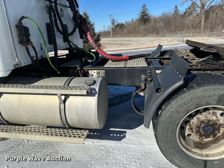 image for item DV0567 2016 Kenworth  T880 semi truck