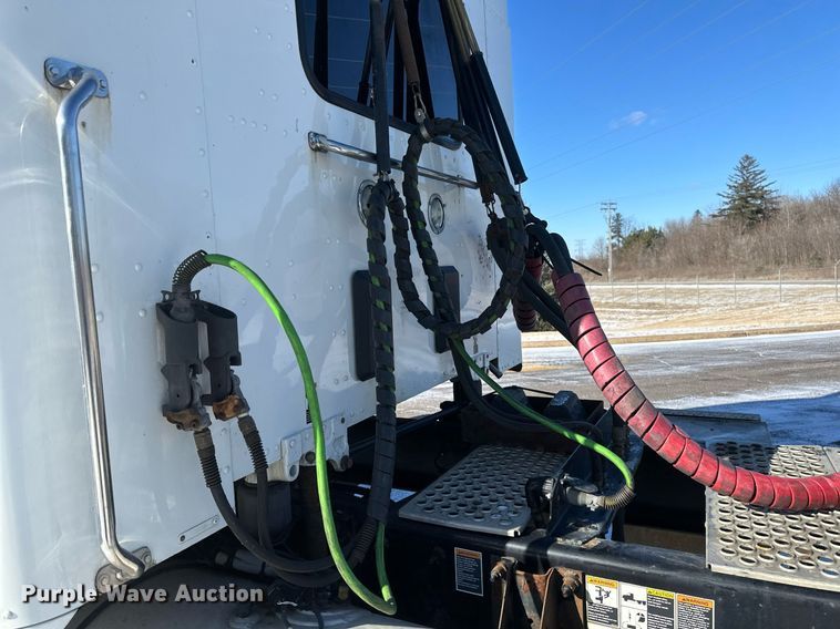 image for item DV0567 2016 Kenworth  T880 semi truck