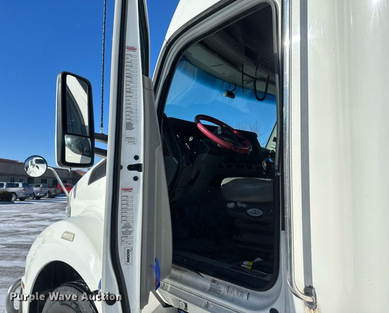 image for item DV0567 2016 Kenworth  T880 semi truck