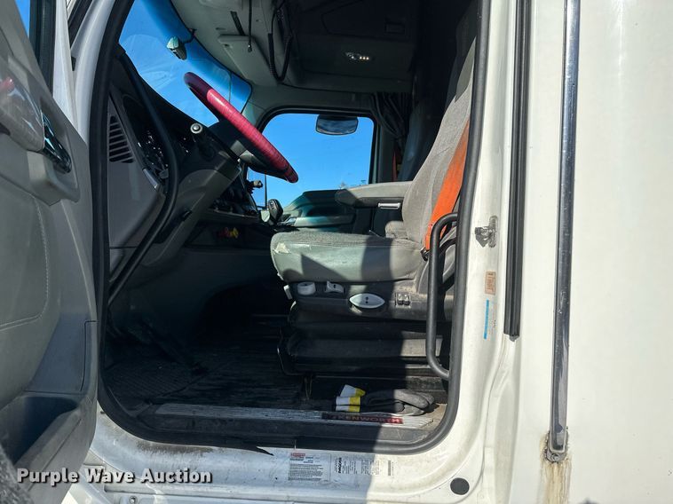 image for item DV0567 2016 Kenworth  T880 semi truck