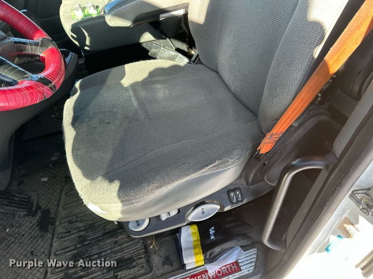 image for item DV0567 2016 Kenworth  T880 semi truck