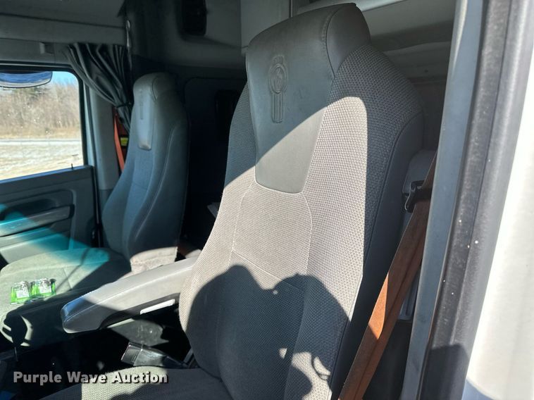 image for item DV0567 2016 Kenworth  T880 semi truck