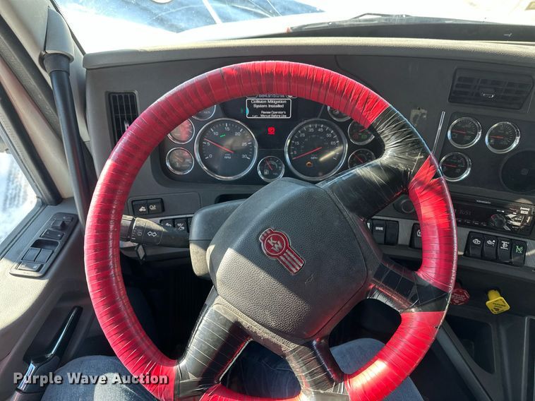 image for item DV0567 2016 Kenworth  T880 semi truck