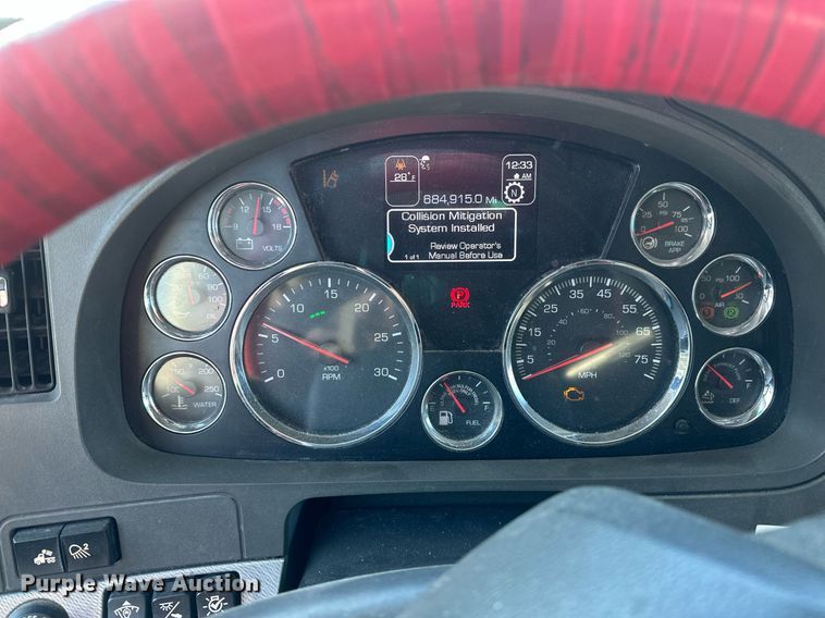 image for item DV0567 2016 Kenworth  T880 semi truck