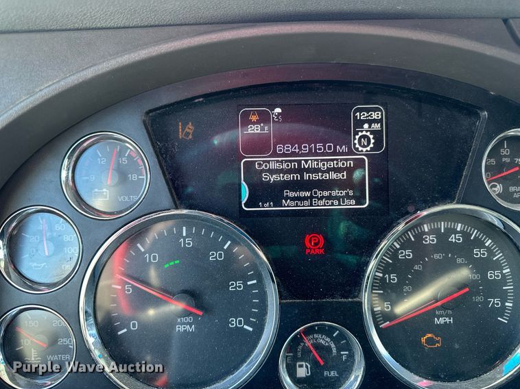 image for item DV0567 2016 Kenworth  T880 semi truck