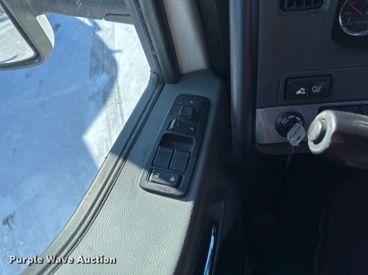 image for item DV0567 2016 Kenworth  T880 semi truck