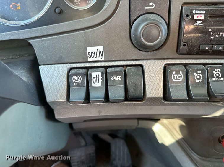 image for item DV0567 2016 Kenworth  T880 semi truck