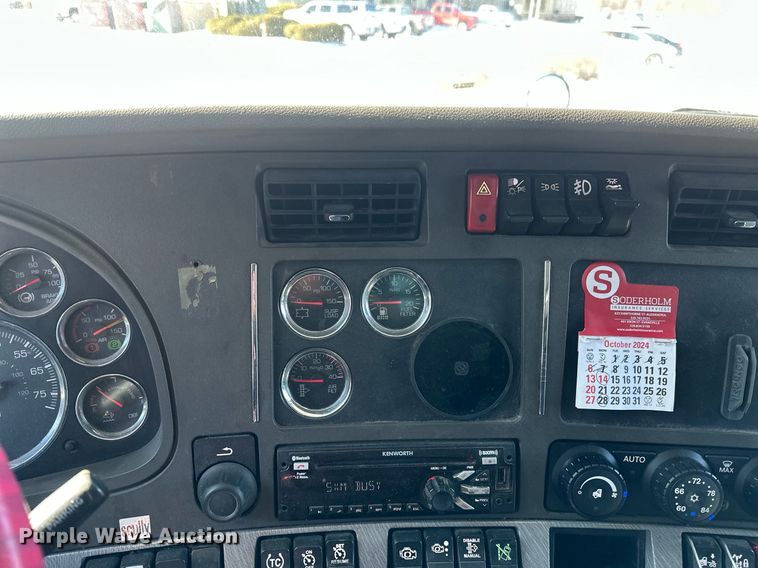 image for item DV0567 2016 Kenworth  T880 semi truck