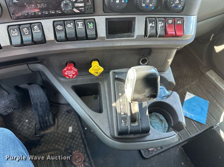 image for item DV0567 2016 Kenworth  T880 semi truck