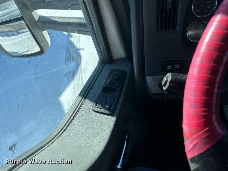 image for item DV0567 2016 Kenworth  T880 semi truck