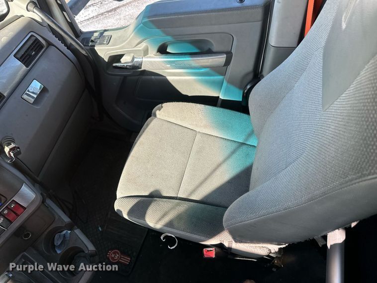 image for item DV0567 2016 Kenworth  T880 semi truck