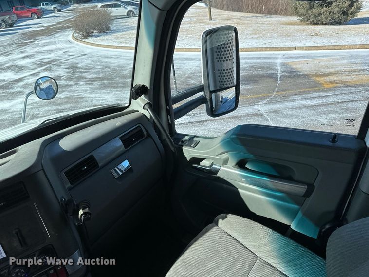 image for item DV0567 2016 Kenworth  T880 semi truck