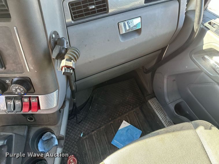 image for item DV0567 2016 Kenworth  T880 semi truck