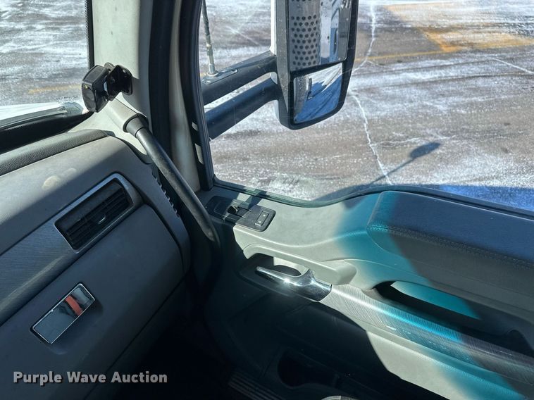 image for item DV0567 2016 Kenworth  T880 semi truck