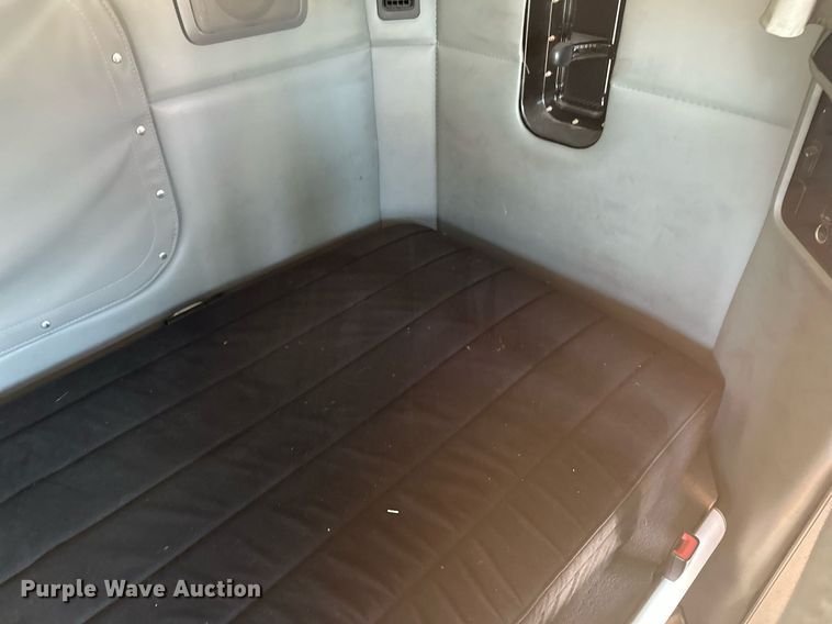 image for item DV0567 2016 Kenworth  T880 semi truck