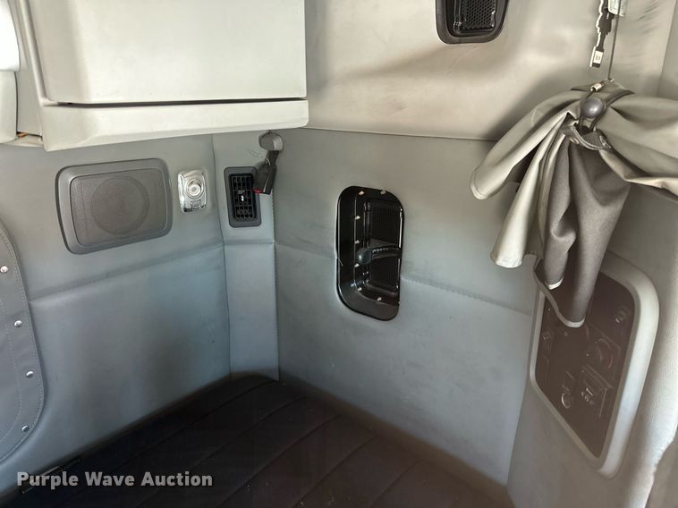 image for item DV0567 2016 Kenworth  T880 semi truck