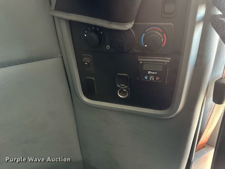 image for item DV0567 2016 Kenworth  T880 semi truck