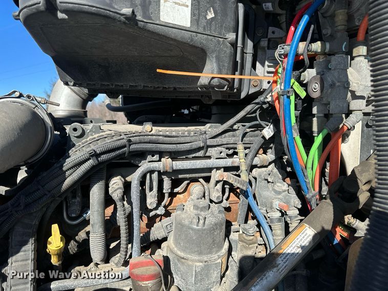 image for item DV0567 2016 Kenworth  T880 semi truck