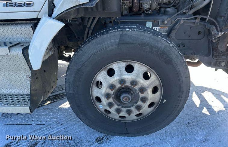 image for item DV0567 2016 Kenworth  T880 semi truck