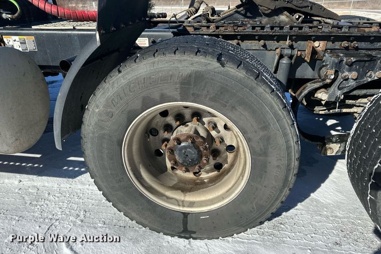 image for item DV0567 2016 Kenworth  T880 semi truck