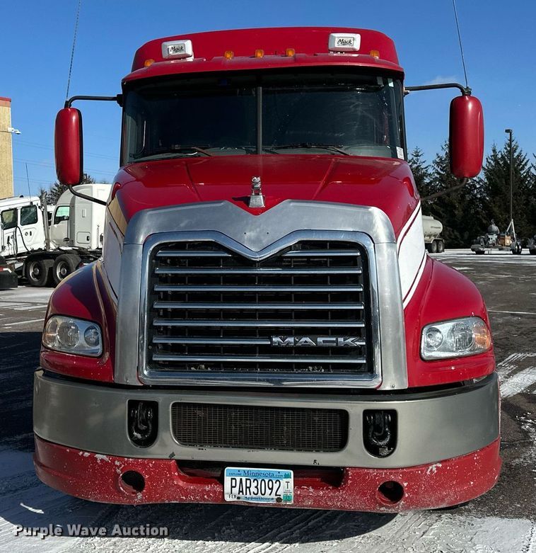 image for item DV0569 2015 Mack CXU613 semi truck