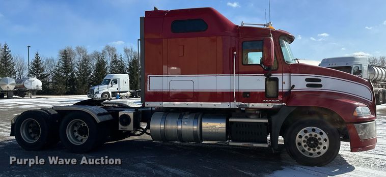 image for item DV0569 2015 Mack CXU613 semi truck