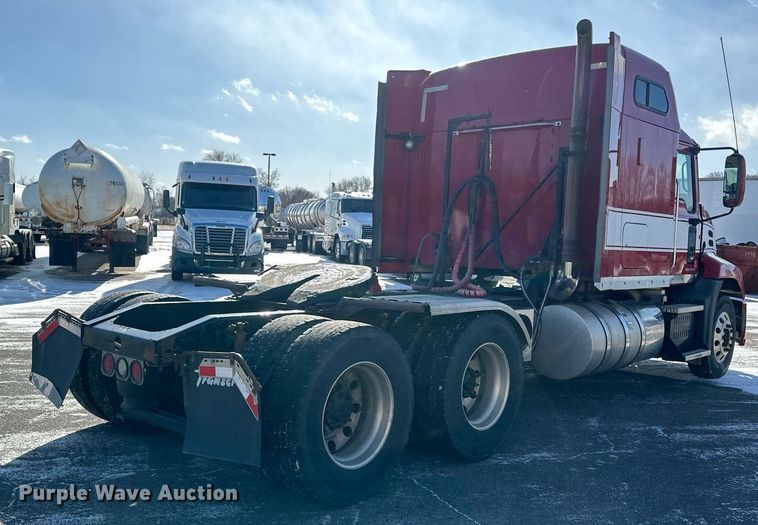 image for item DV0569 2015 Mack CXU613 semi truck