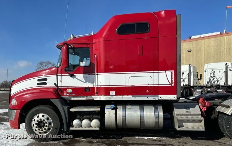 image for item DV0569 2015 Mack CXU613 semi truck