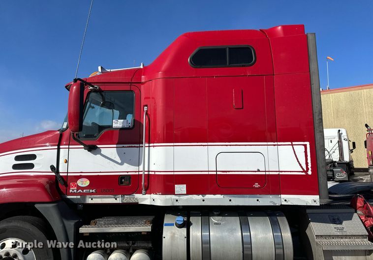 image for item DV0569 2015 Mack CXU613 semi truck