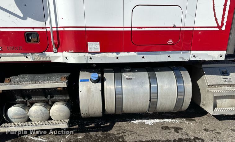 image for item DV0569 2015 Mack CXU613 semi truck